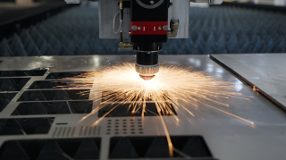 Оптоволоконный лазерный станок по металлу XTC-1530H/1500 Raycus