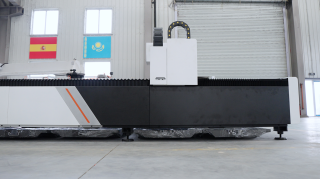 Оптоволоконный лазерный станок по металлу XTC-1530H/1500 Raycus