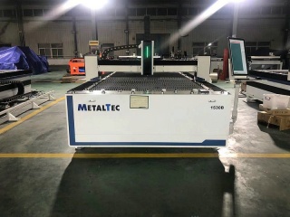 Оптоволоконный лазерный станок для резки металла MetalTec 1530B/1500 Maxphotonics