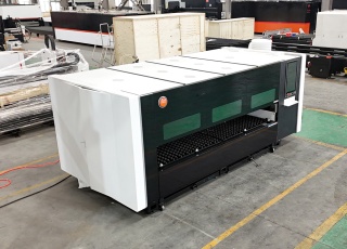 Оптоволоконный лазерный станок в защитной кабине XTC-1530A/3000 Raycus