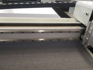 Планшетный режущий плоттер для листовых материалов и панелей PLT2130F