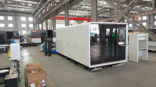 Оптоволоконный лазерный станок в защитной кабине XTC-1530G/6000 Raycus