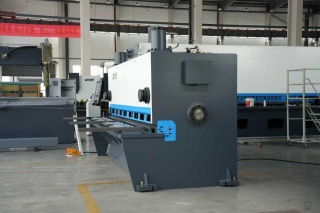 Гидравлическая гильотина QC11K-8x2500