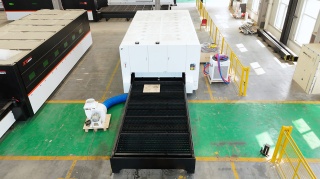 Высокомощный оптоволоконный лазерный станок в защитной кабине XTC-2060GP/20000 Raycus