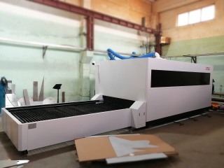 Оптоволоконный лазерный станок в защитной кабине XTC-1530G/1500 IPG