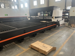 Широкоформатный оптоволоконный лазер для резки металла XTC-20120W/20000 Raycus с защитной кабиной