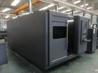 Оптоволоконный лазерный станок в защитной кабине STL-1530G/6000 IPG