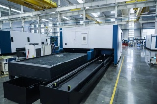 Оптоволоконный лазер в кабине для листов и труб SF3015HMC/6000 Raycus