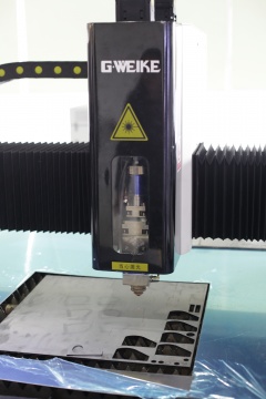 Оптоволоконный лазер для резки металлических листов LF3015E/700 IPG