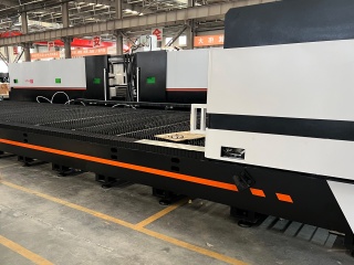 Широкоформатный оптоволоконный лазер для резки металла XTC-20120W/20000 Raycus с защитной кабиной