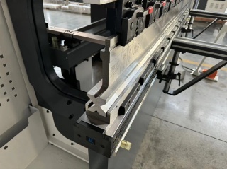 Гидравлический листогибочный 8-осевой пресс KRRASS PBS 210/3200 8 axis