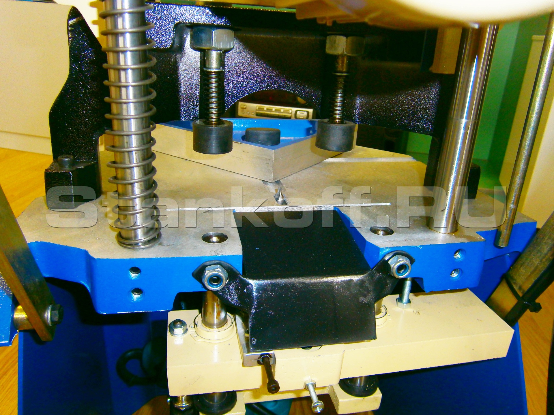 Станок для изготовления фасада. Станки для обработки алюминиевого профиля. Станок для изготовления фасадной кассеты. Omersan kdm-201. Станки для изготовления фасадов для мебели.