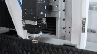 Оптоволоконный лазерный станок в защитной кабине XTC-1530G/6000 Raycus