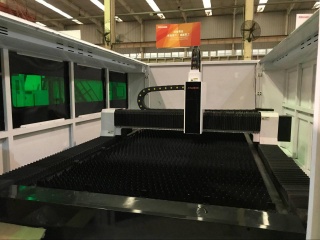 Станок оптоволоконной лазерной резки закрытого типа XTC-1530G/2500 IPG