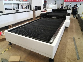 Оптоволоконный лазерный станок для резки металла XTC-1530HE/2500 IPG