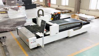 Оптоволоконный лазерный станок для резки металла XTC-1530W/6000 Raycus