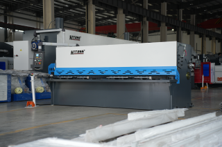 Гидравлическая маятниковая гильотина QC12K-6x3200