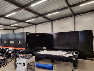 Оптоволоконный лазер в кабине с труборезом и сменным столом XTC-1560GT/6000 Raycus