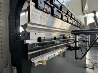 Гидравлический листогибочный 8-осевой пресс KRRASS PBS 400/6000 8 axis