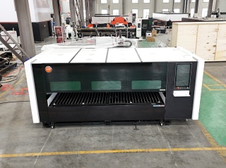 Оптоволоконный лазерный станок в защитной кабине XTC-1530A/3000 Raycus