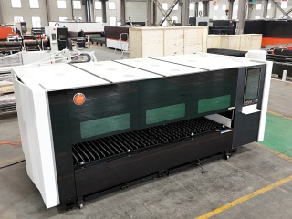 Оптоволоконный лазерный станок в защитной кабине XTC-1530A/3000 Raycus