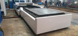 Оптоволоконный лазерный станок для резки металла XTC-1530E/1500 Max