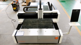 Оптоволоконный лазерный станок для резки металла XTC-1530W/6000 Raycus