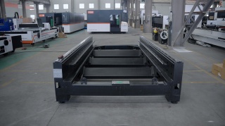 Оптоволоконный лазерный станок в защитной кабине XTC-1530G/6000 Raycus