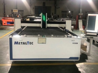 Оптоволоконный лазерный станок для резки металла MetalTec 1530B/1500 Maxphotonics