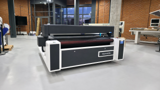 Лазерный станок CO2 с конвейерным столом JW2030-M7-CP/180W