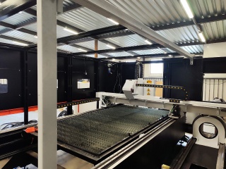 Оптоволоконный лазер в кабине для листов и труб XTC-1530GT/6000 Raycus