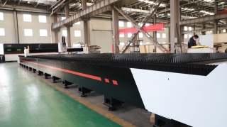 Широкоформатный оптоволоконный лазер для резки металла XTC-30120W/6000 Raycus