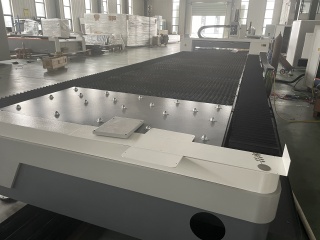 Оптоволоконный лазерный станок HGTECH SMART-6015/12000 Raycus