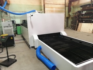 Оптоволоконный лазерный станок в защитной кабине XTC-2060G/3000 Raycus - Копия