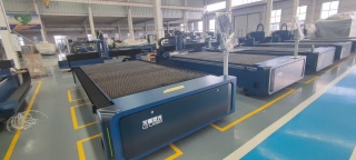 Оптоволоконный лазерный станок по металлу LD-6015S/12000 Raycus